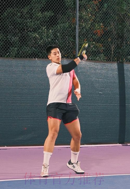 杨伟光带来打网球前的准备活动